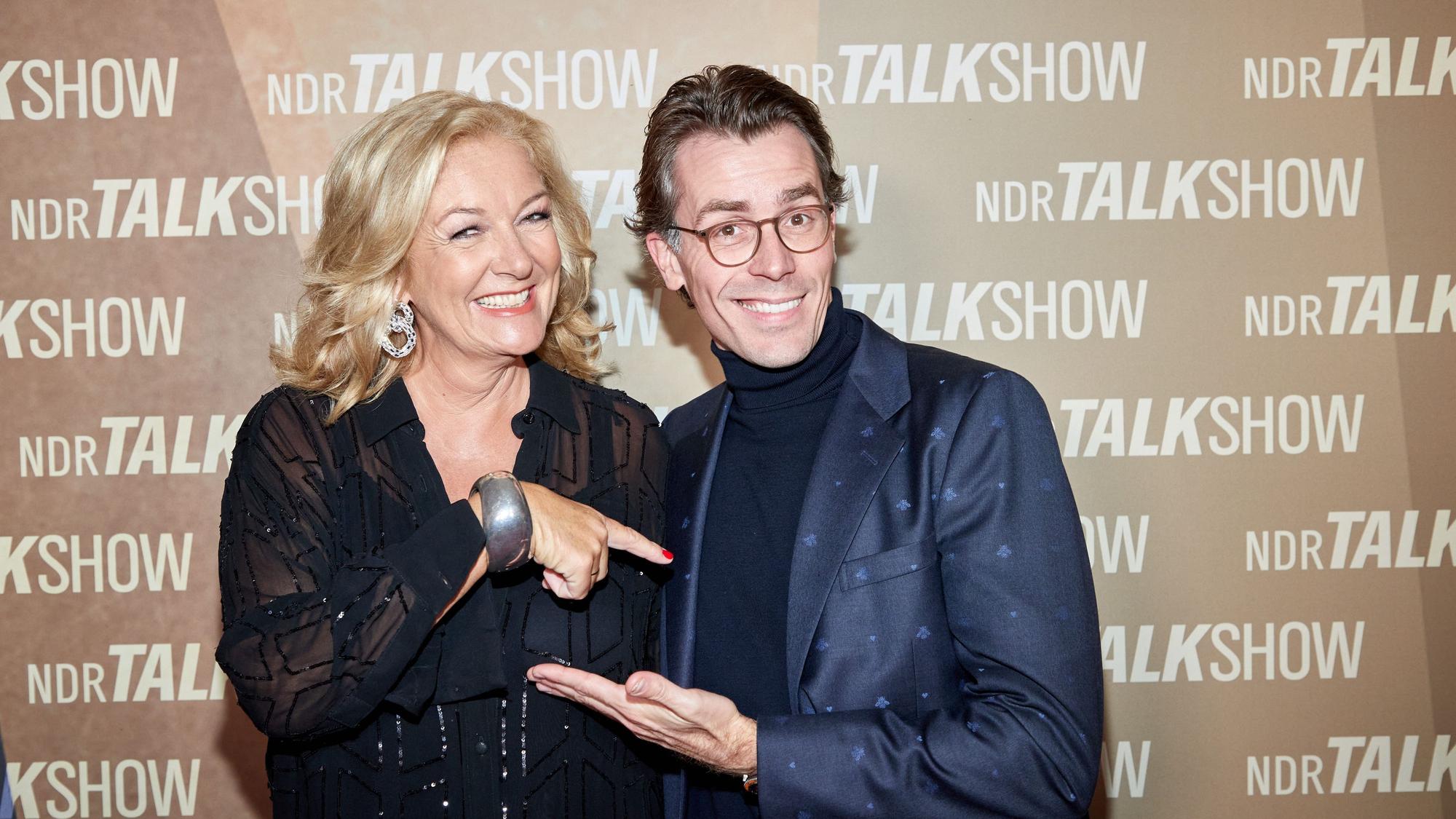 Die beiden Moderatoren, Bettina Tietjen und Johannes Wimmer bei der 1000. Sendung der „NDR Talk Show“. Nach nur gut einem Jahr hört Johannes Wimmer als Moderator wieder auf.