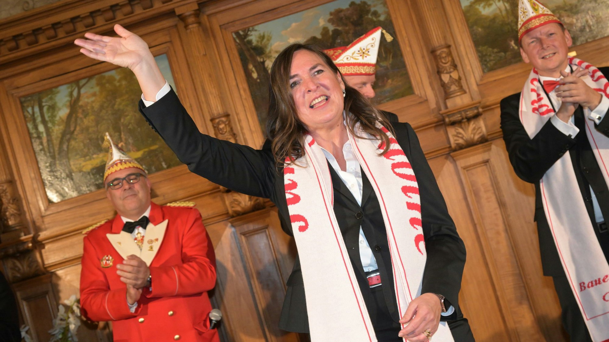 Die angehende Jungfrau im Bergisch Gladbacher Dreigestirn winkt ins Publikum.