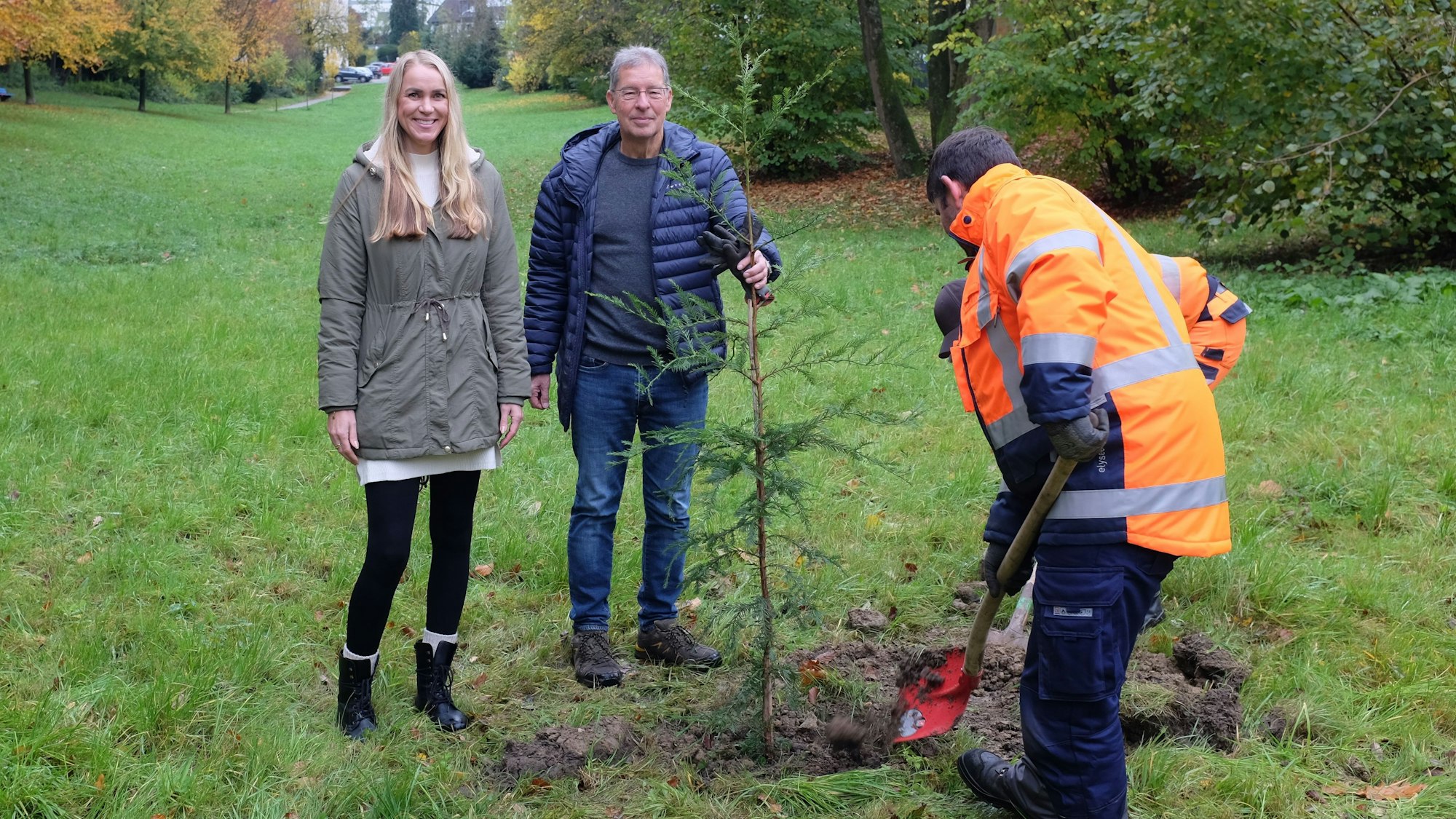 Svenja Mühlsiegl, Umweltbeauftragte der Stadt Burscheid, und Stifter Holger Casselmann mit Mammutbaum in Müllersbaum