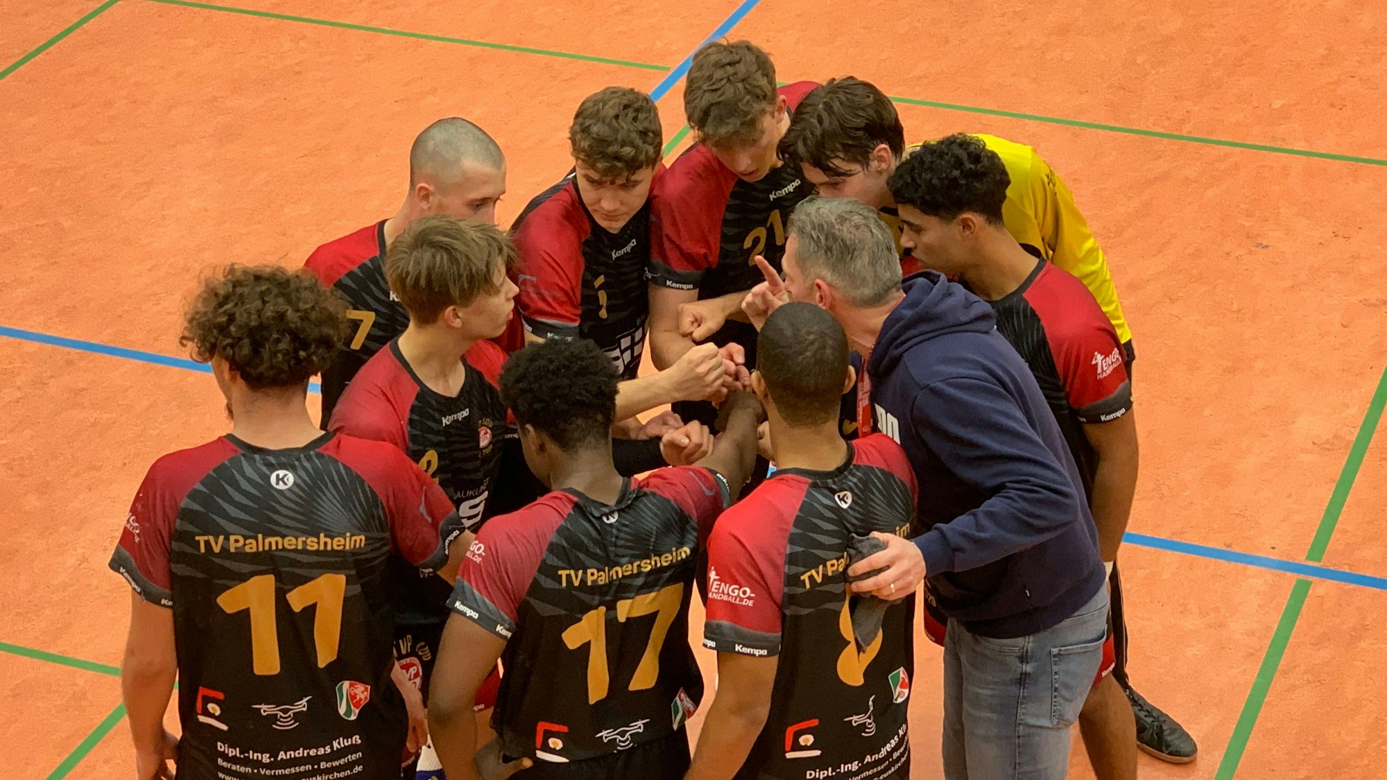 Palmersheims A-Jugend-Verantwortlicher Markus Sander bespricht sich mit seinen Spielern, die einen Kreis bilden.