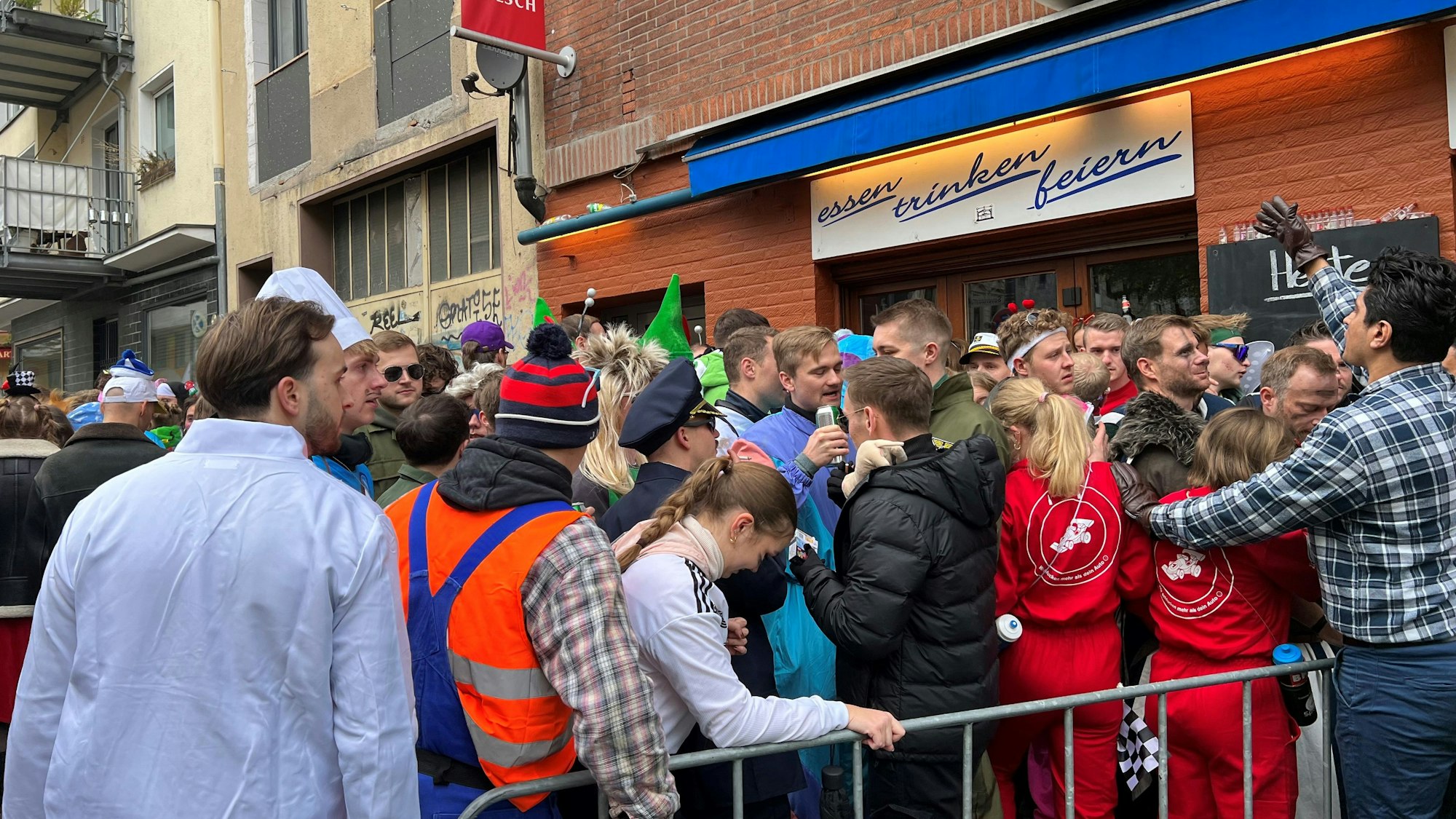 Schlange stehen vor der Kneipe: Am 11.11. mussten die Feiernden früh dran sein, wie hier am Chlodwigeck.