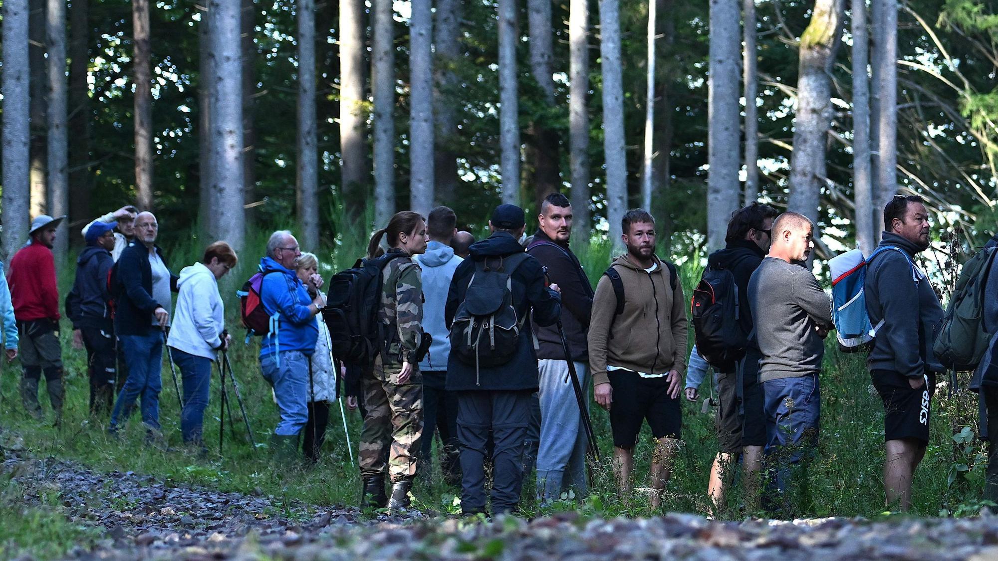 Freiwillige suchen gemeinsam mit der französischen Polizei im Elsass nach der 15-jährigen Lina. Das Mädchen war auf dem Weg zum Bahnhof von Saint-Blaise-la-Roche spurlos verschwunden.
