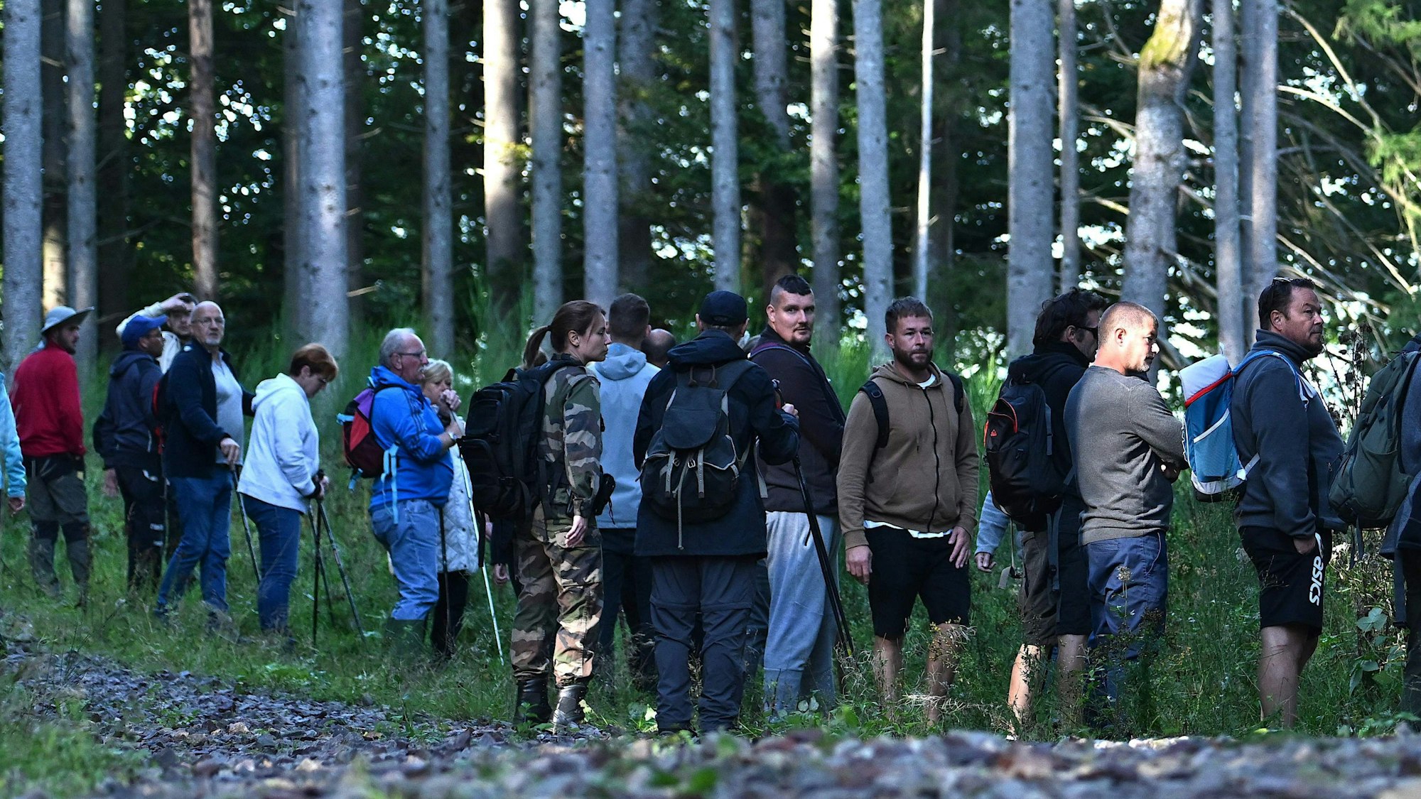 Freiwillige suchen gemeinsam mit der französischen Polizei im Elsass nach der 15-jährigen Lina. Das Mädchen war auf dem Weg zum Bahnhof von Saint-Blaise-la-Roche spurlos verschwunden.