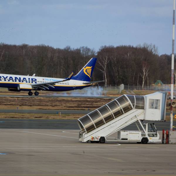 Eine Boeing 737-8AS von Ryanair landet auf dem Flughafen Münster/Osnabrück (FMO) (Archivbild).