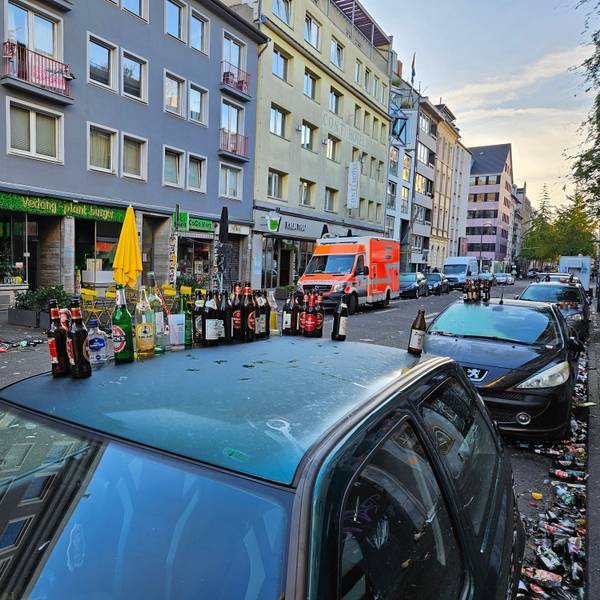 Die Brüsseler Straße am 12.11.2023 voller Glasflaschen und Scherben.