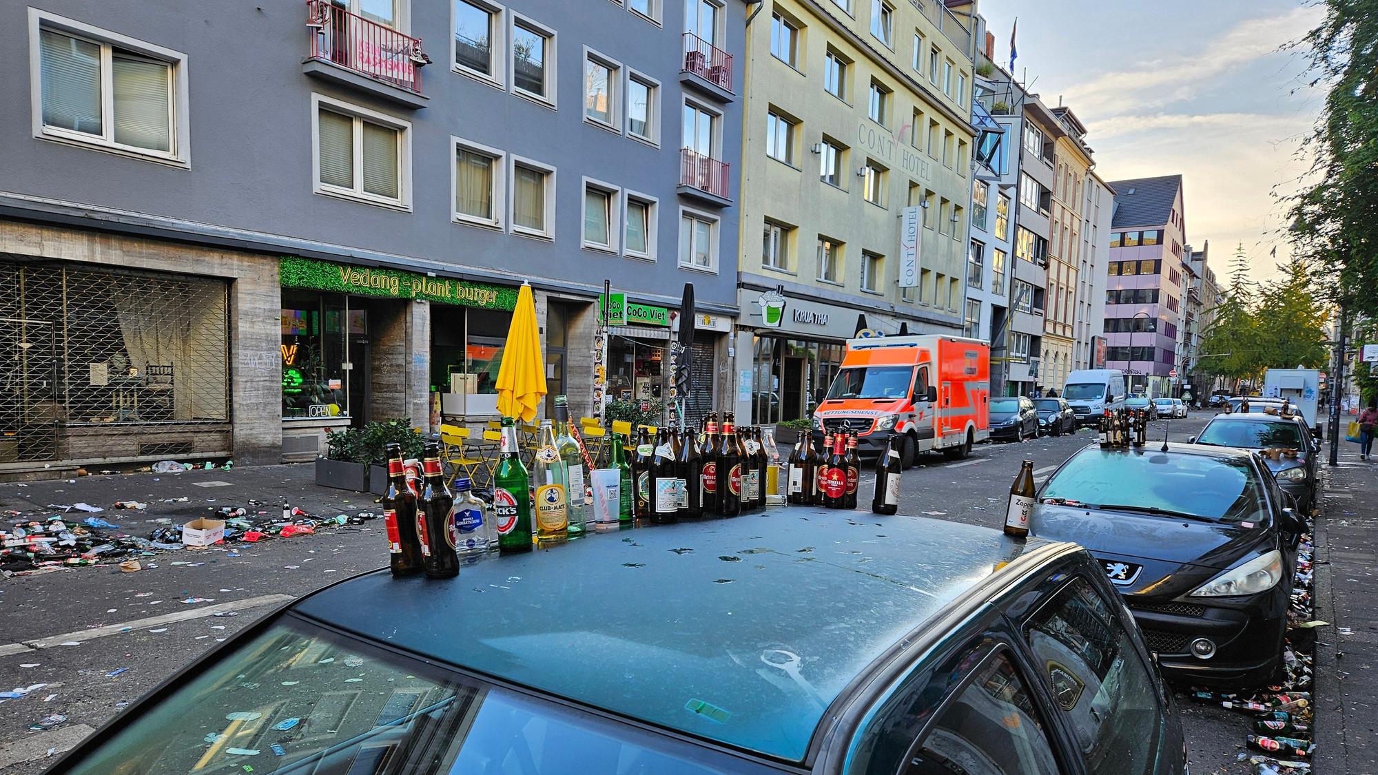 Die Brüsseler Straße am 12.11 voller Glasfalschen und Scherben