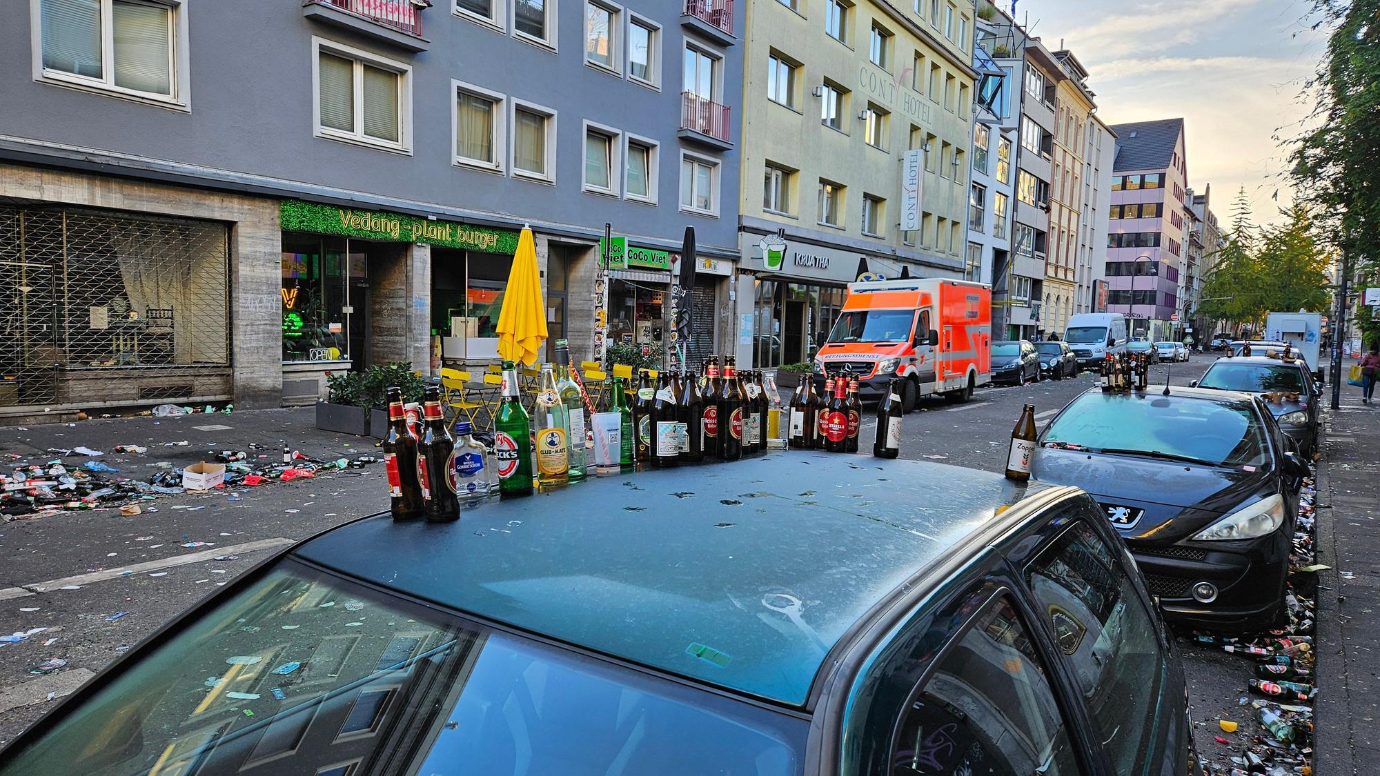 Die Brüsseler Straße am 12.11.2023 voller Glasflaschen und Scherben.