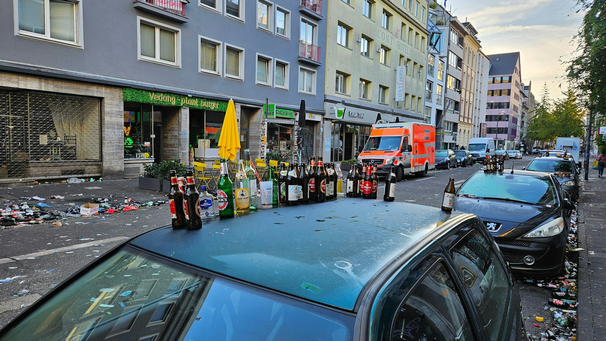 Die Brüsseler Straße am 12.11.2023 voller Glasflaschen und Scherben.