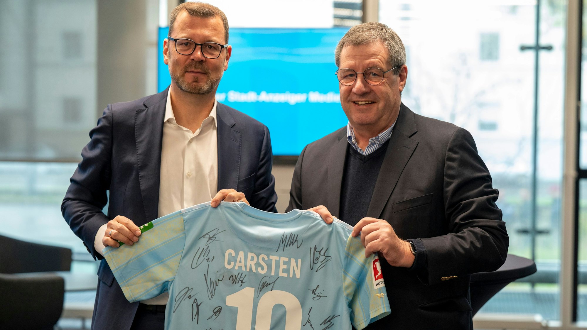 Carsten Fiedler (links) ist nach fast sieben Jahren als Chefredakteur des „Kölner Stadt-Anzeiger“ verabschiedet worden. FC-Präsident Werner Wolf überreichte dem bekennenden Fan ein signiertes Trikot Foto: Uwe Weiser