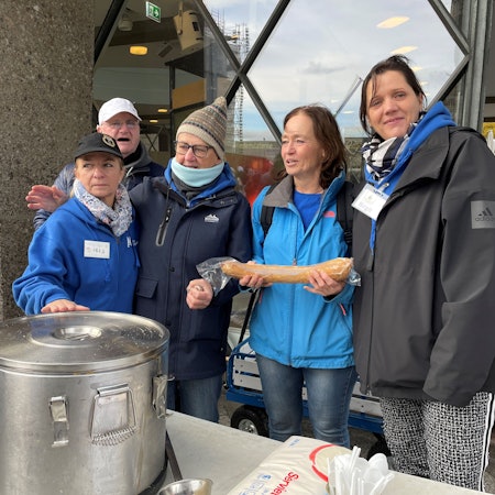 Jutta Schulte (3.v. l.) an ihrem Suppenstand am Kölner Dom