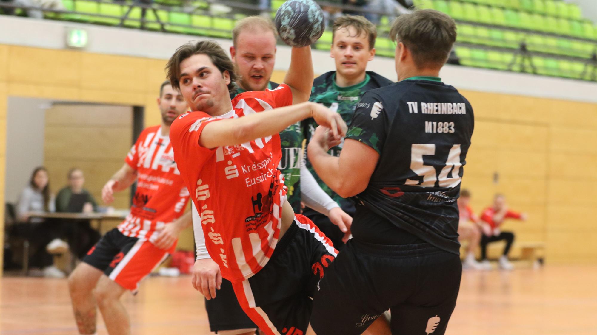 Euskirchens Spieler Jarl Schramm setzt zum Wurf an.