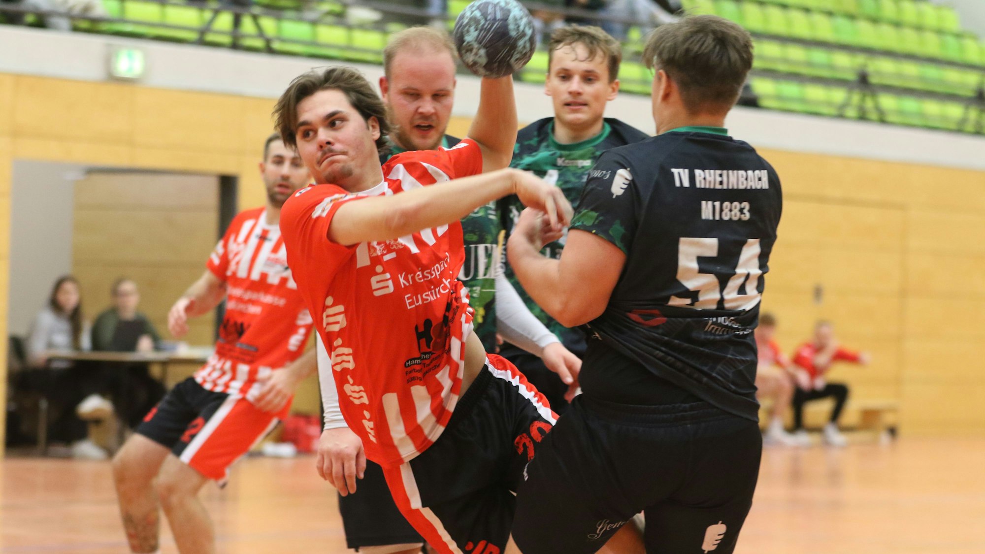 Euskirchens Spieler Jarl Schramm setzt zum Wurf an.