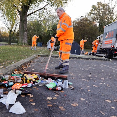 Zu sehen sind Aufräumarbeiten der AWB nach dem Sessionsauftakt in Köln.