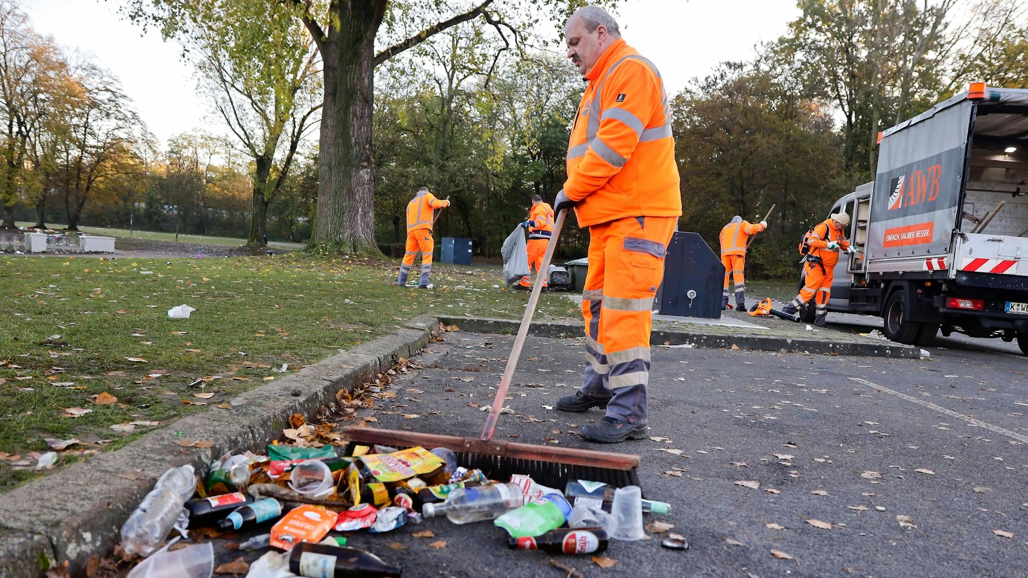 Zu sehen sind Aufräumarbeiten der AWB nach dem Sessionsauftakt in Köln.
