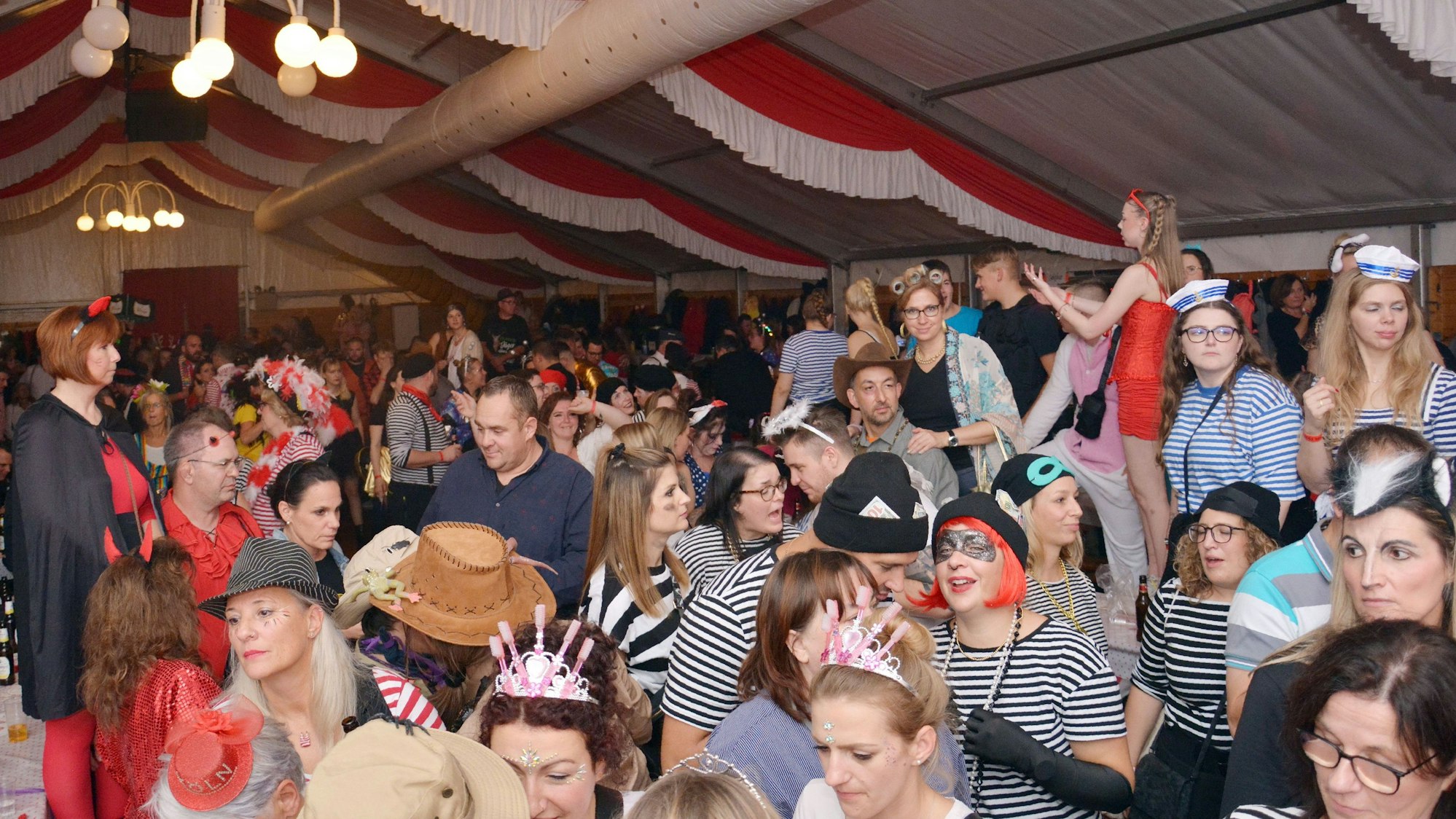 Besucher der Karnevalsveranstaltung Rochusnacht 2023 in Strempt.