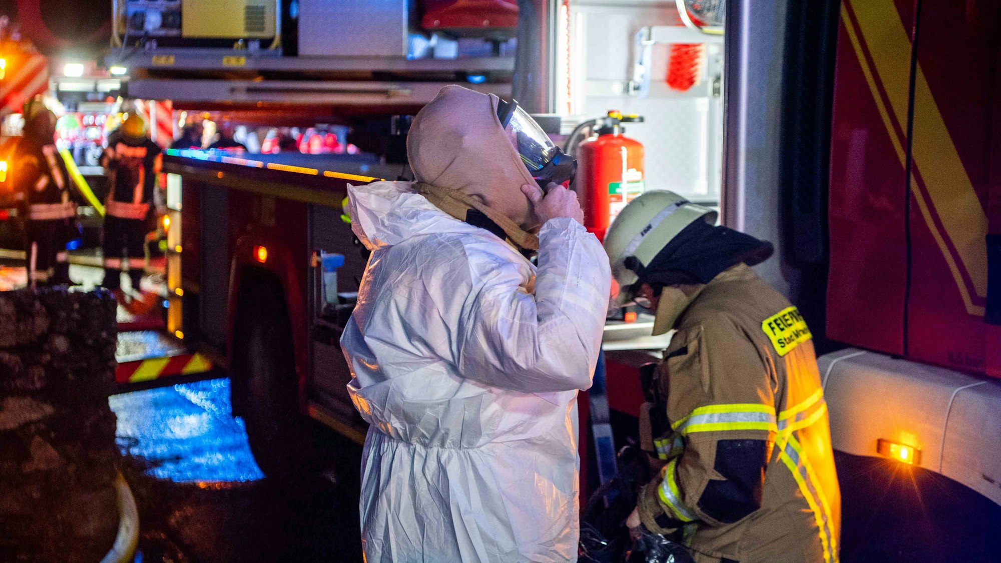 Das Bild zeigt einen Feuerwehrmann, der sich gerade für den Einsatz vorbereitet.