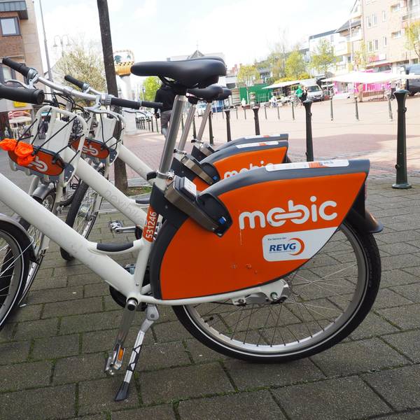 Zu sehen sind drei Mobic-Leihräder.