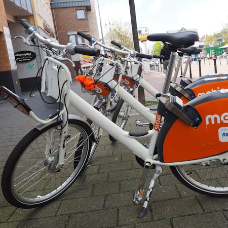 Zu sehen sind drei Mobic-Leihräder.