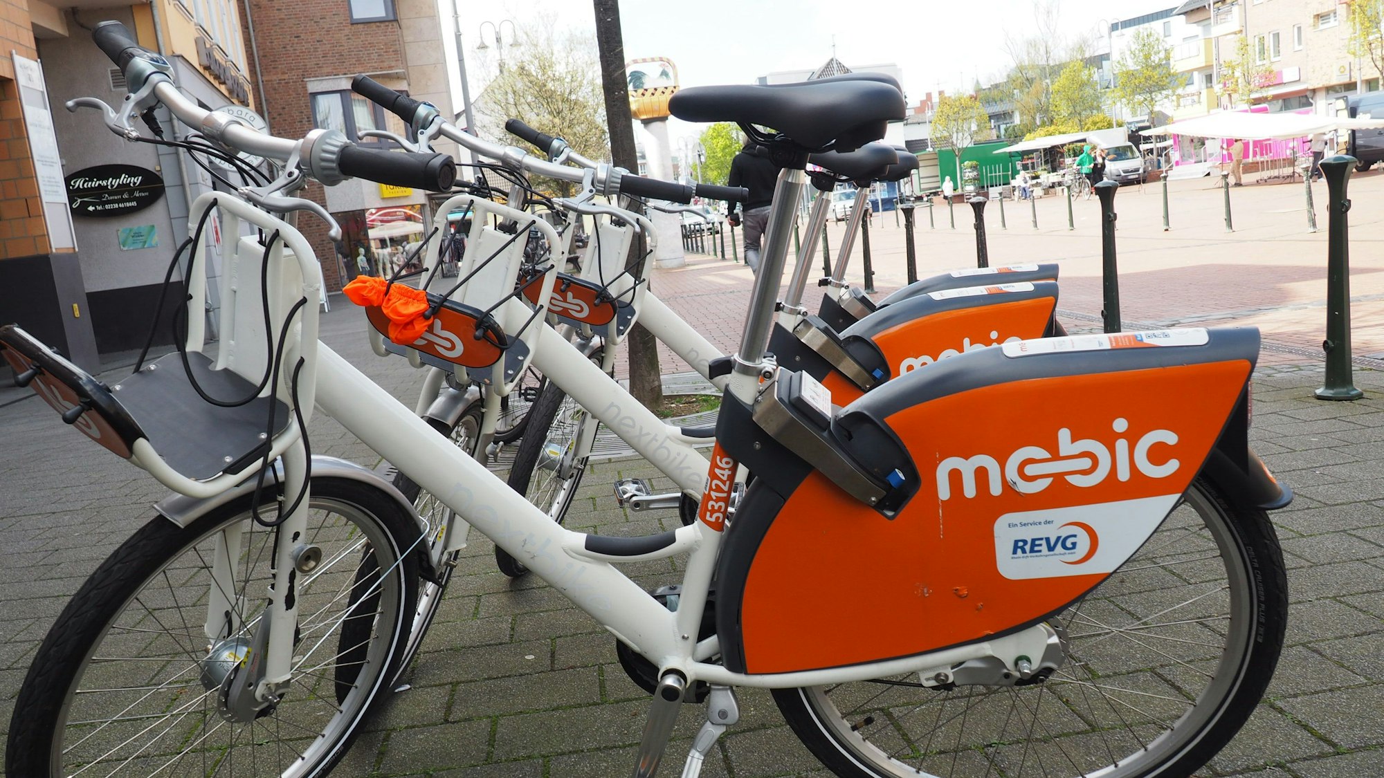 Zu sehen sind drei Mobic-Leihräder.