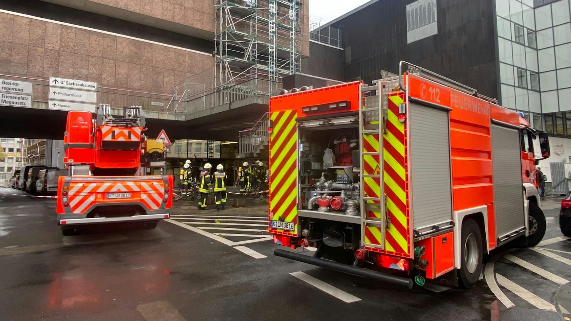 Die Lüftungs- und Nachlöscharbeiten der Feuerwehr sind mittlerweile abgeschlossen.