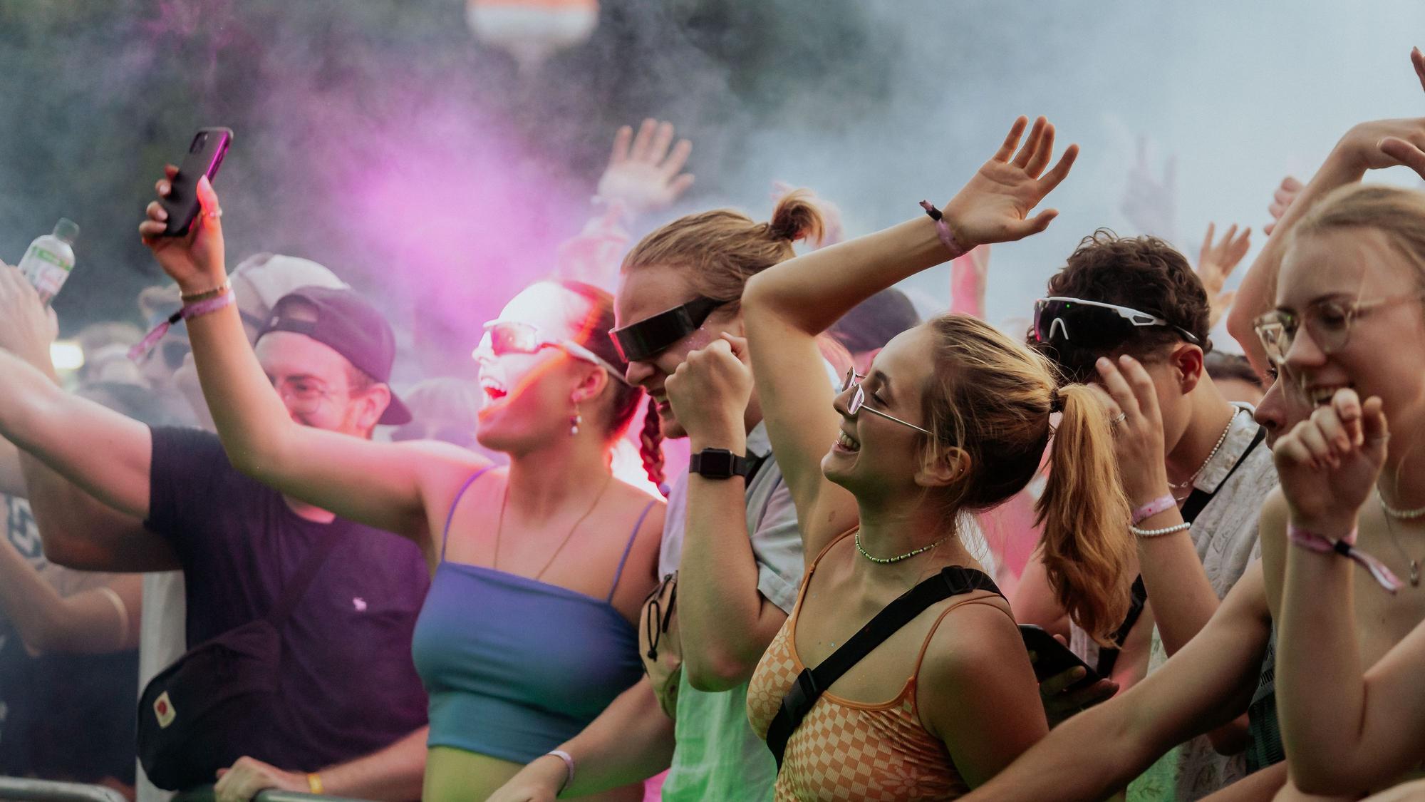 Tanzende und feiernde junge Menschen auf dem Panama Festival in Bonn.