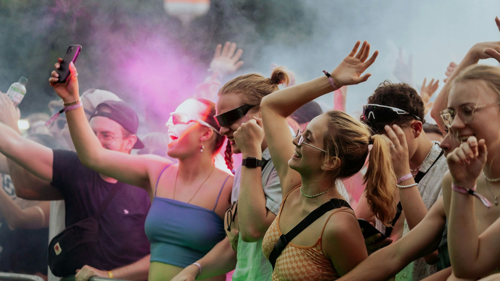 Tanzende und feiernde junge Menschen auf dem Panama Festival in Bonn.