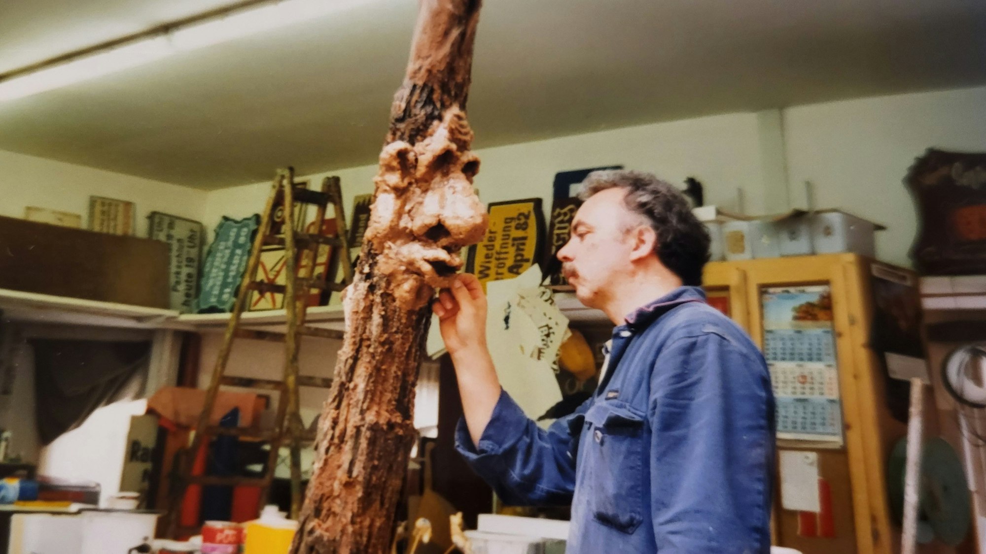 Knut Nobiling verpasst einem Baum (natürlich auch dieser nicht echt) ein Gesicht.
