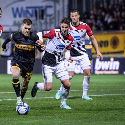 DFL3, FC Viktoria Koeln - Dynamo Dresden Tom Zimmerschied Dynamo Dresden, 22 setzt sich gegen David Kubatta FC Viktoria Koeln, 39 und Jonah Sticker FC Viktoria Koeln, 33 durch DFL3, FC Viktoria Koeln - Dynamo Dresden 15. Spieltag am 10.11.2023 im Sportpark Hoehenberg in Koeln. DFL REGULATIONS PROHIBIT ANY USE OF PHOTOGRAPHS AS IMAGE SEQUENCES AND/OR QUASI-VIDEO. *** DFL3, FC Viktoria Koeln Dynamo Dresden Tom Zimmerschied Dynamo Dresden, 22 wins against David Kubatta FC Viktoria Koeln, 39 and Jonah Sticker FC Viktoria Koeln, 33 DFL3, FC Viktoria Koeln Dynamo Dresden 15 Matchday on 10 11 2023 at Sportpark Hoehenberg in Koeln DFL REGULATIONS PROHIBIT ANY USE OF PHOTOGRAPHS AS IMAGE SEQUENCES AND OR QUASI VIDEO Copyright: xBEAUTIFULxSPORTS/AxelxKohringx