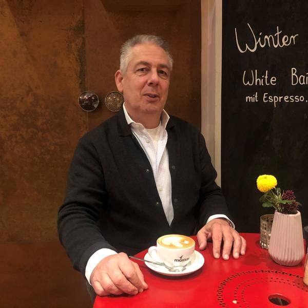 Mann in einem Café