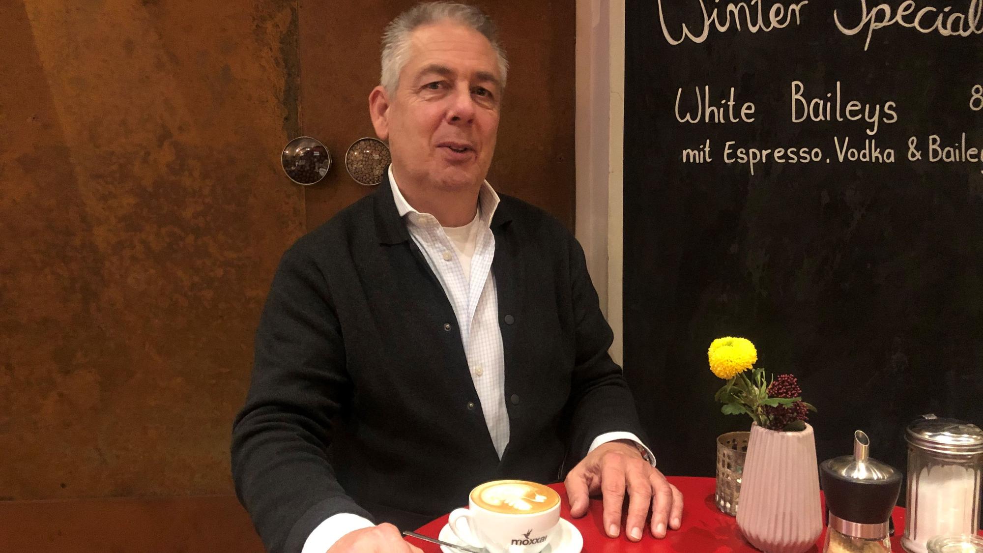 Mann in einem Café