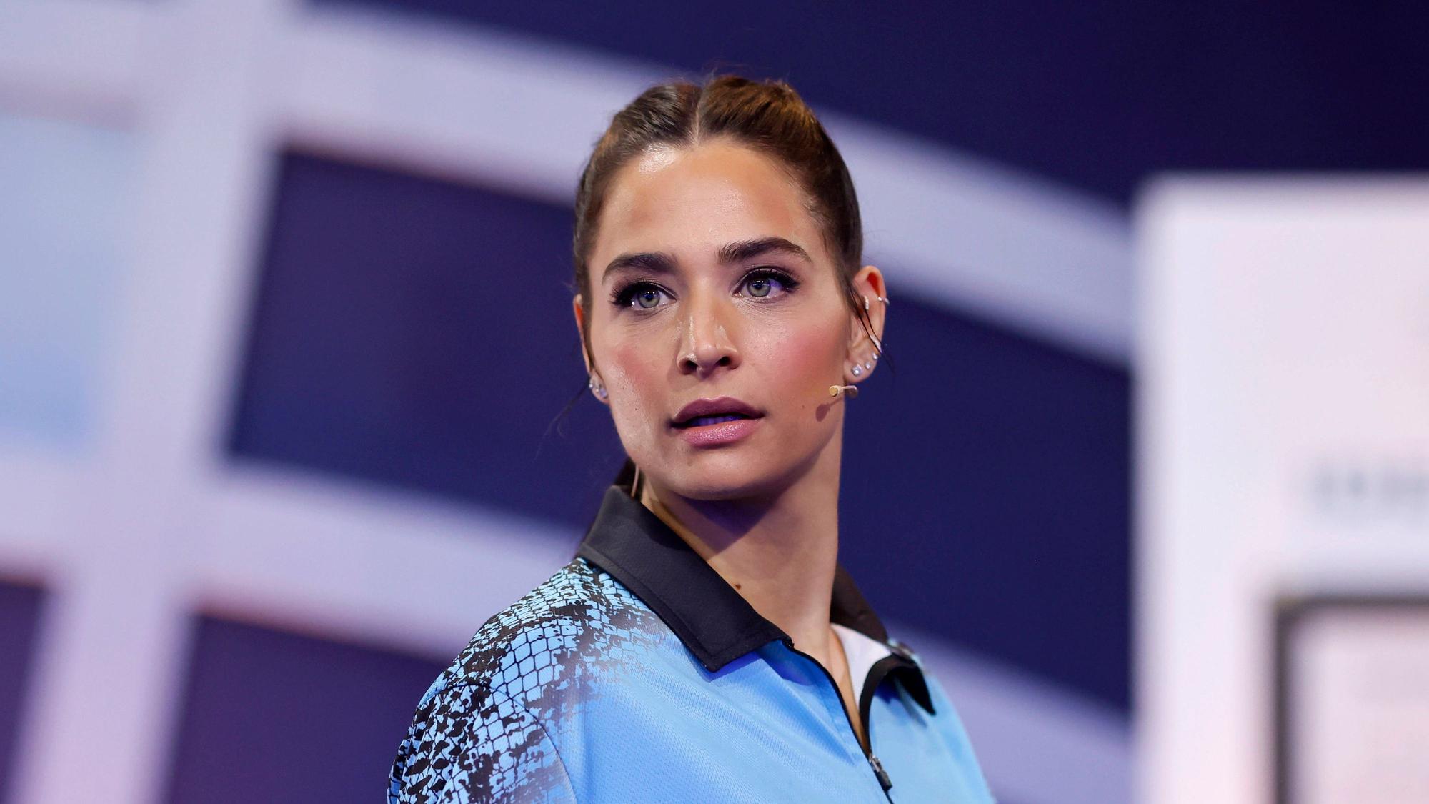 Moderatorin Amira Pocher bei der Promi-Darts-WM 2023 im Maritim Hotel Düsseldorf.