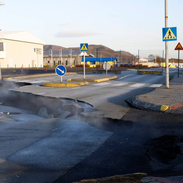Dampf steigt nach seismischer Aktivität aus einer Spalte in einer Straße in Grindavik.