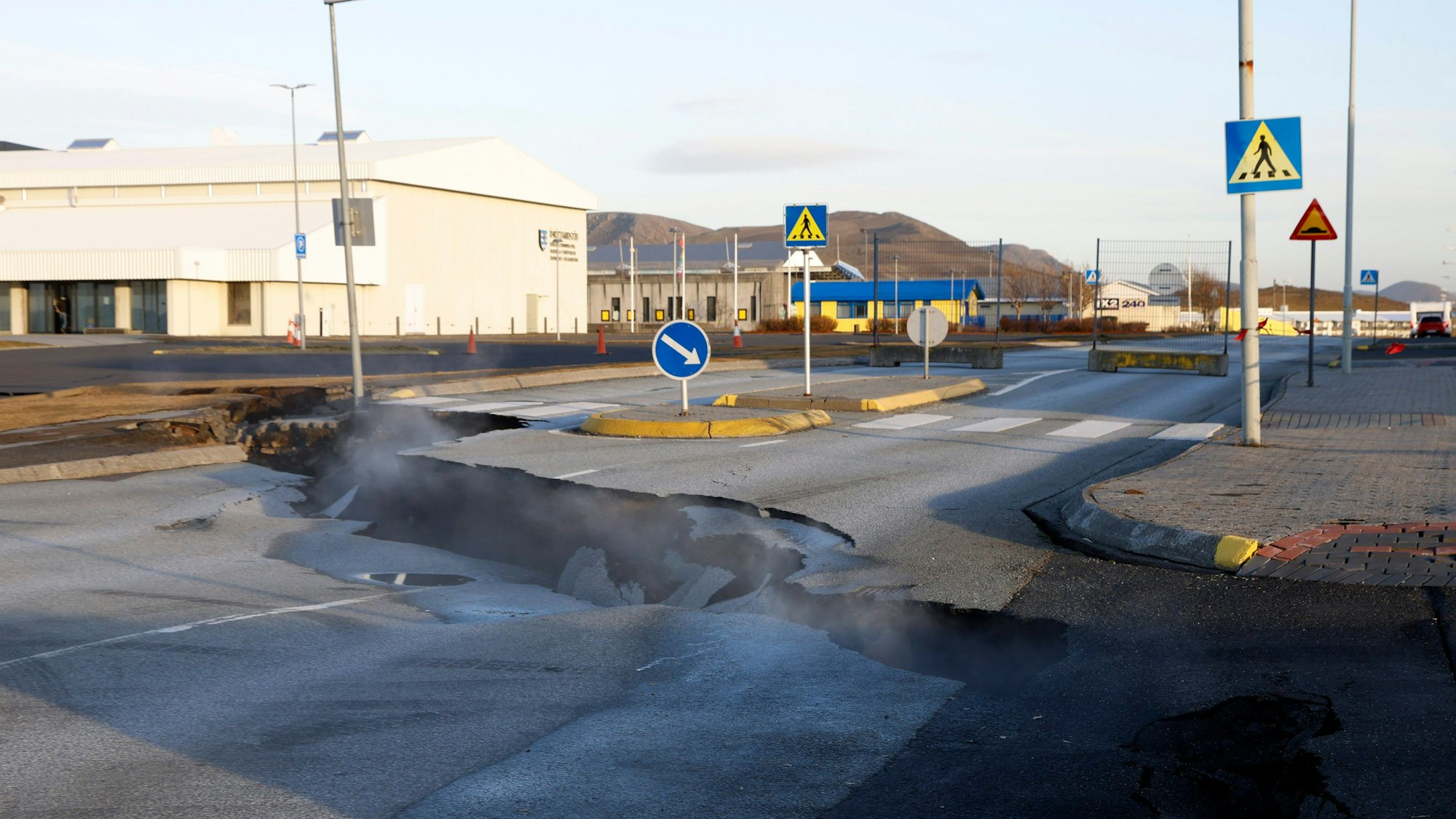Dampf steigt nach seismischer Aktivität aus einer Spalte in einer Straße in Grindavik. (Archivbild)