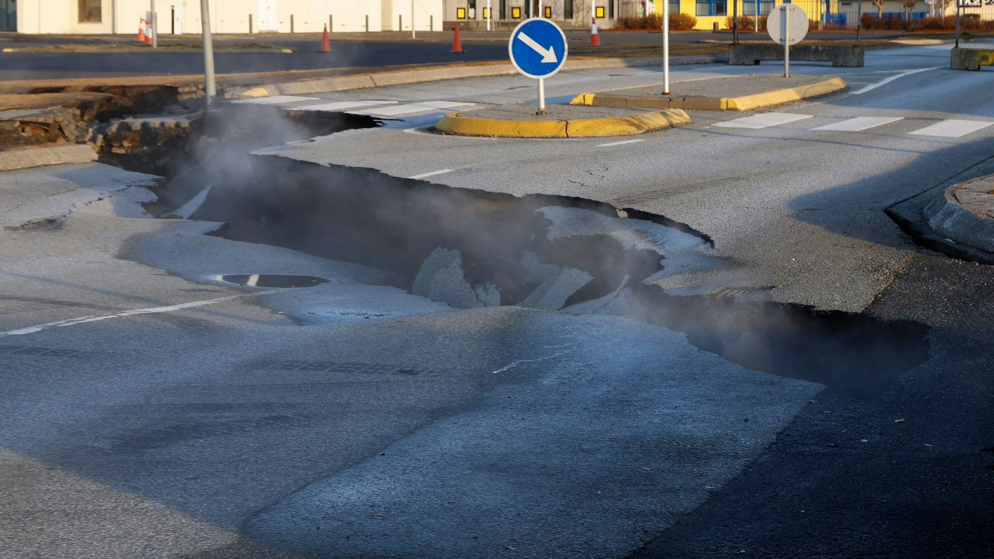 Dampf steigt nach seismischer Aktivität aus einer Spalte in einer Straße in Grindavik.