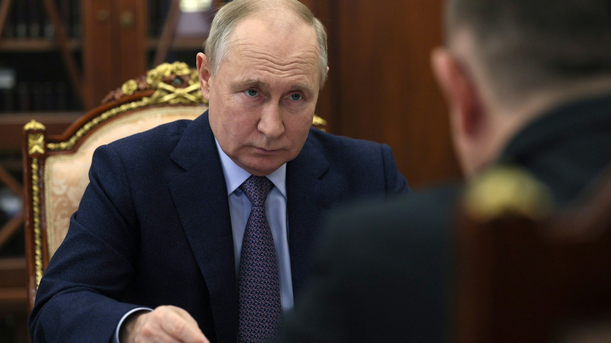 Russlands Präsident Wladimir Putin. Nach militärischen Rückschlägen rund um Cherson ist es nun offenbar zu einer Panne in der Propagandamaschinerie des Kremlchefs gekommen. (Archivbild)