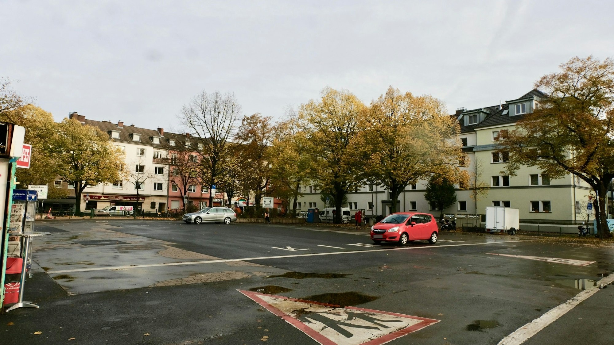 Auf einem Platz ist das dreieckige Piktogramm „Kinder“ zu sehen.