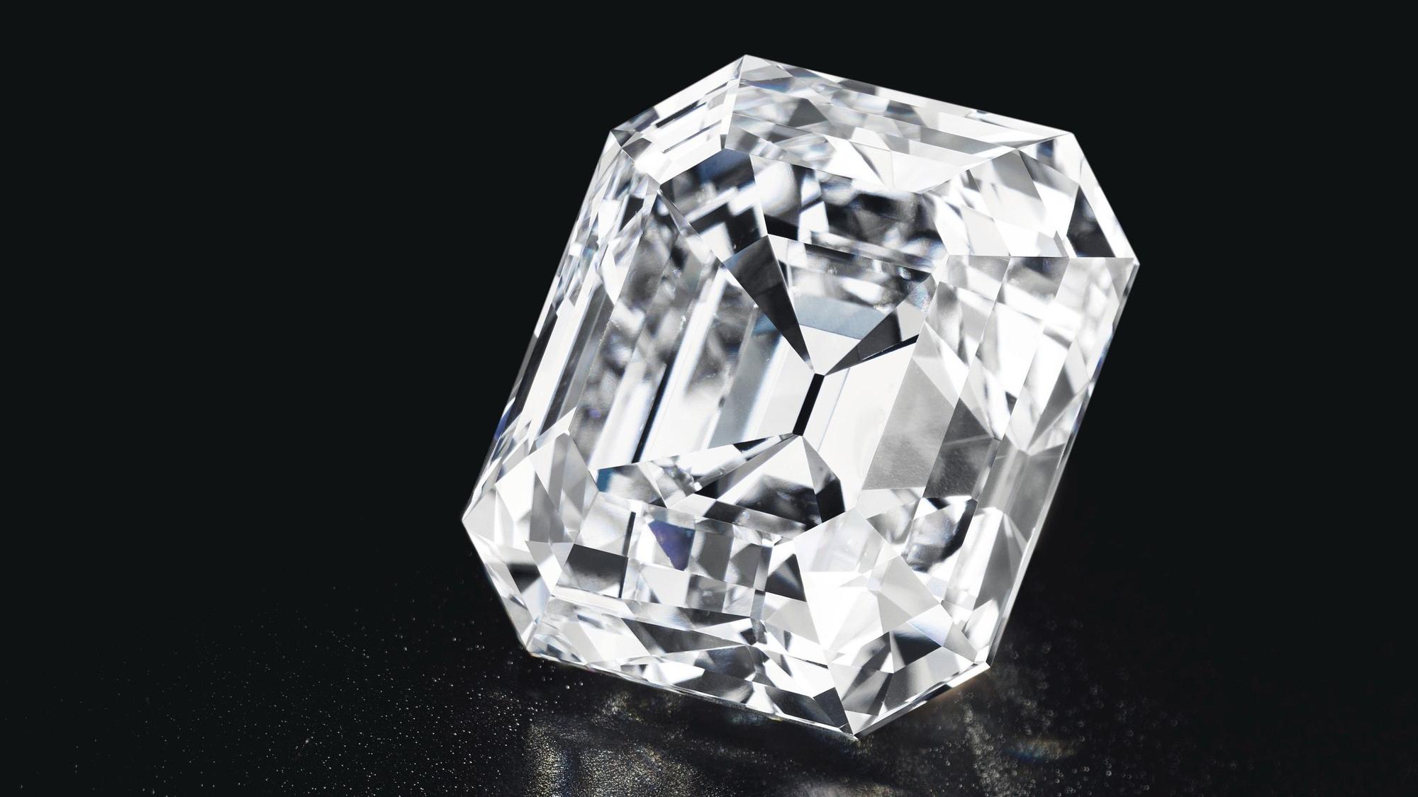 Ein Diamant liegt auf einem schwarzen Untergrund.