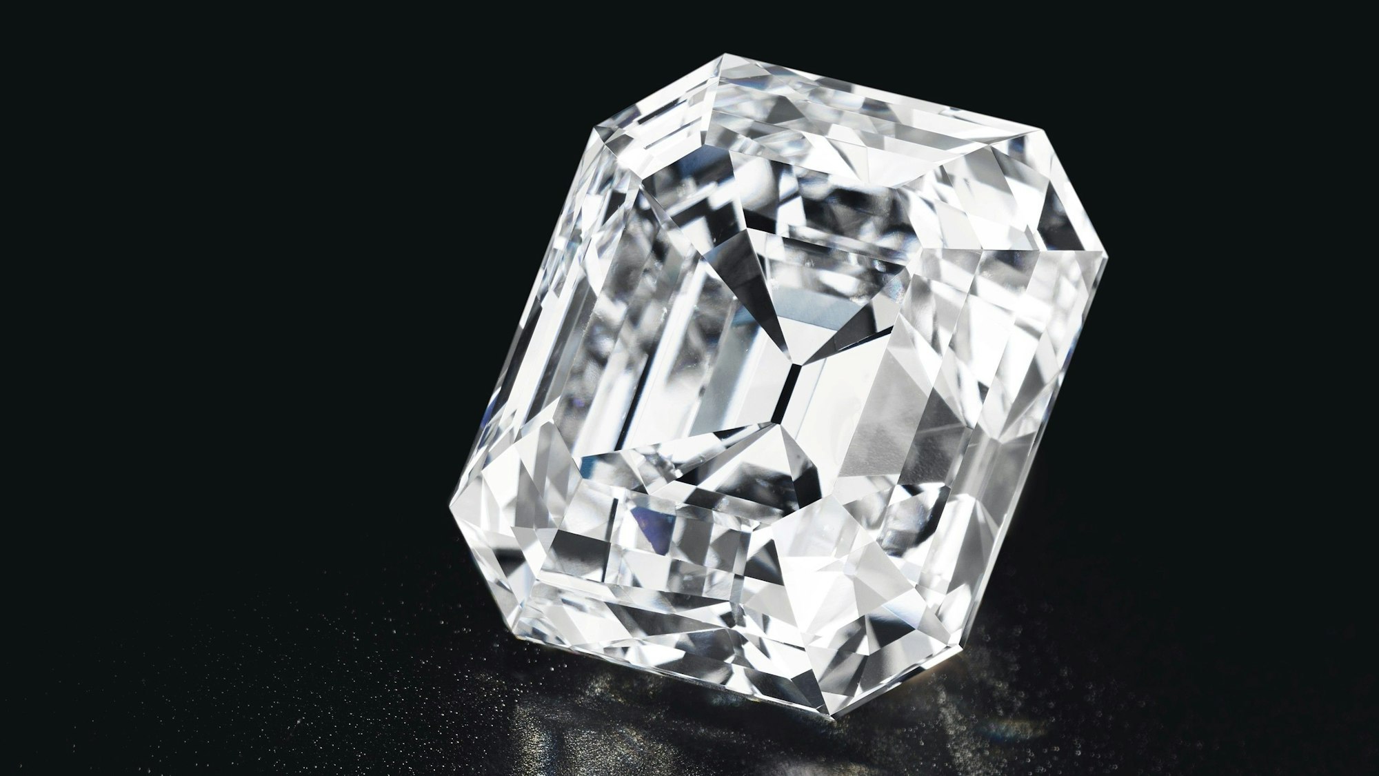Ein Diamant liegt auf einem schwarzen Untergrund.