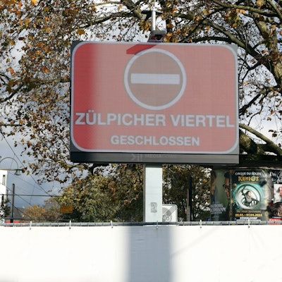 Das Zülpicher Viertel war am 11.11 schon früh morgens gesperrt – die Feiernden zogen Richtung Uniwiesen und Grüngürtel weiter.