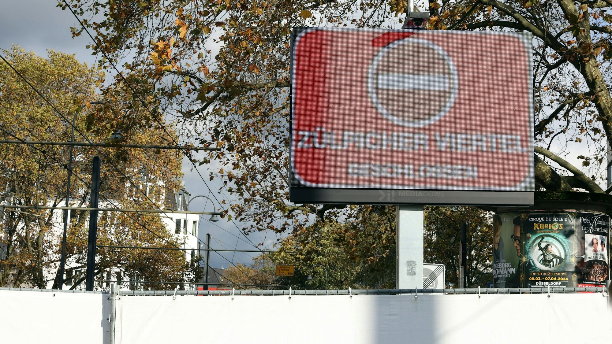 Das Zülpicher Viertel war am 11.11 schon früh morgens gesperrt – die Feiernden zogen Richtung Uniwiesen und Grüngürtel weiter.