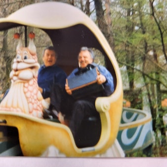 Phantasialand-Mitbegründer Richard Schmidt (links) fährt mit Bühnenbildner Knut Nobiling 1993 in einer Gondel im Freizeitpark Efteling.