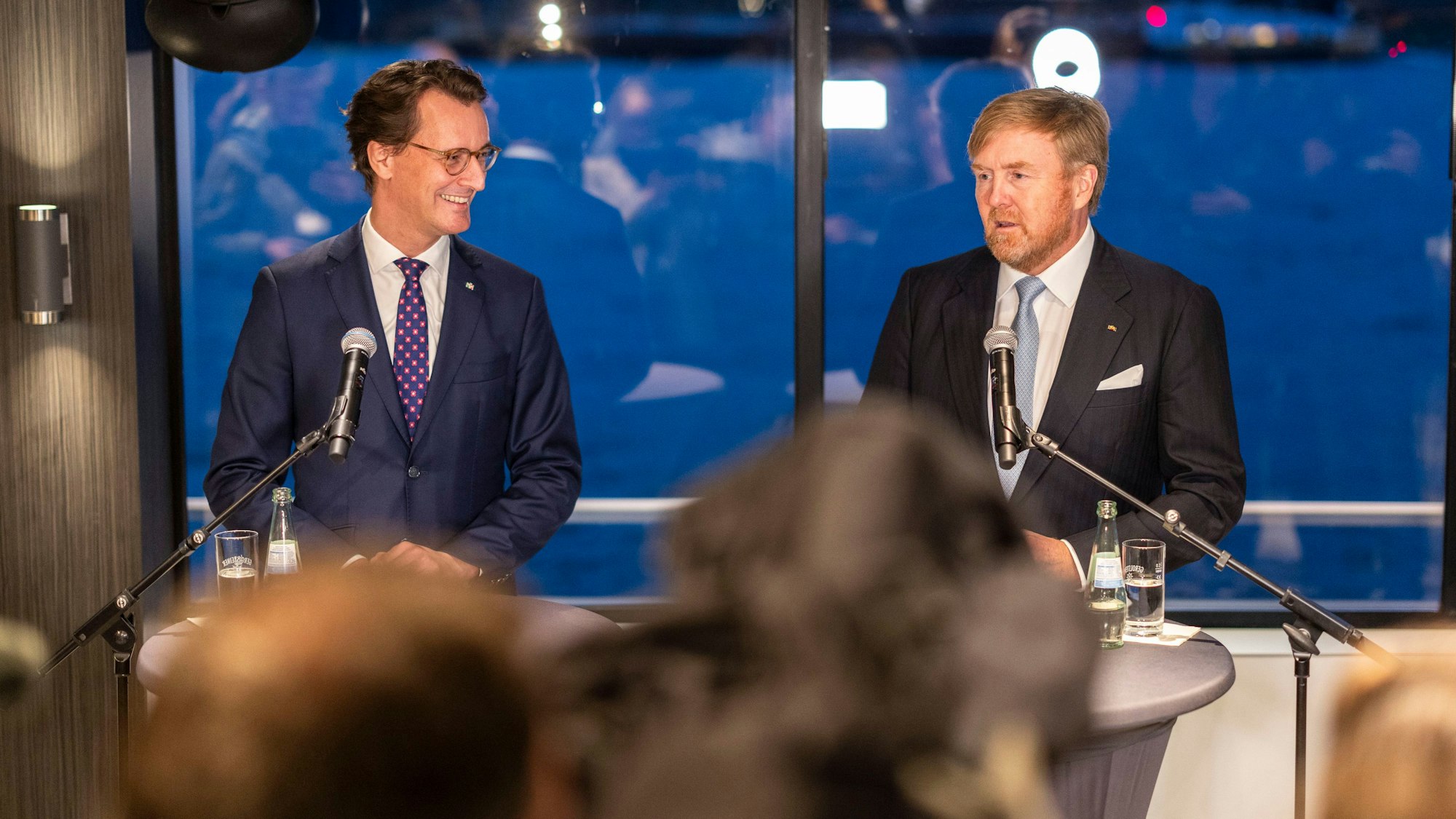 14.11.2023, Nordrhein-Westfalen, Duisburg: Hendrik Wüst (CDU, l), Ministerpräsident von Nordrhein-Westfalen, und Seine Majestät König Willem-Alexander der Niederlande (r) bei einem Statement für die Presse an Bord eines Schiffes auf dem Rhein in Duisburg. Der niederländische König Willem-Alexander und NRW-Ministerpräsident Wüst besuchen Wasserstoffproduzenten. Foto: Christoph Reichwein/dpa +++ dpa-Bildfunk +++