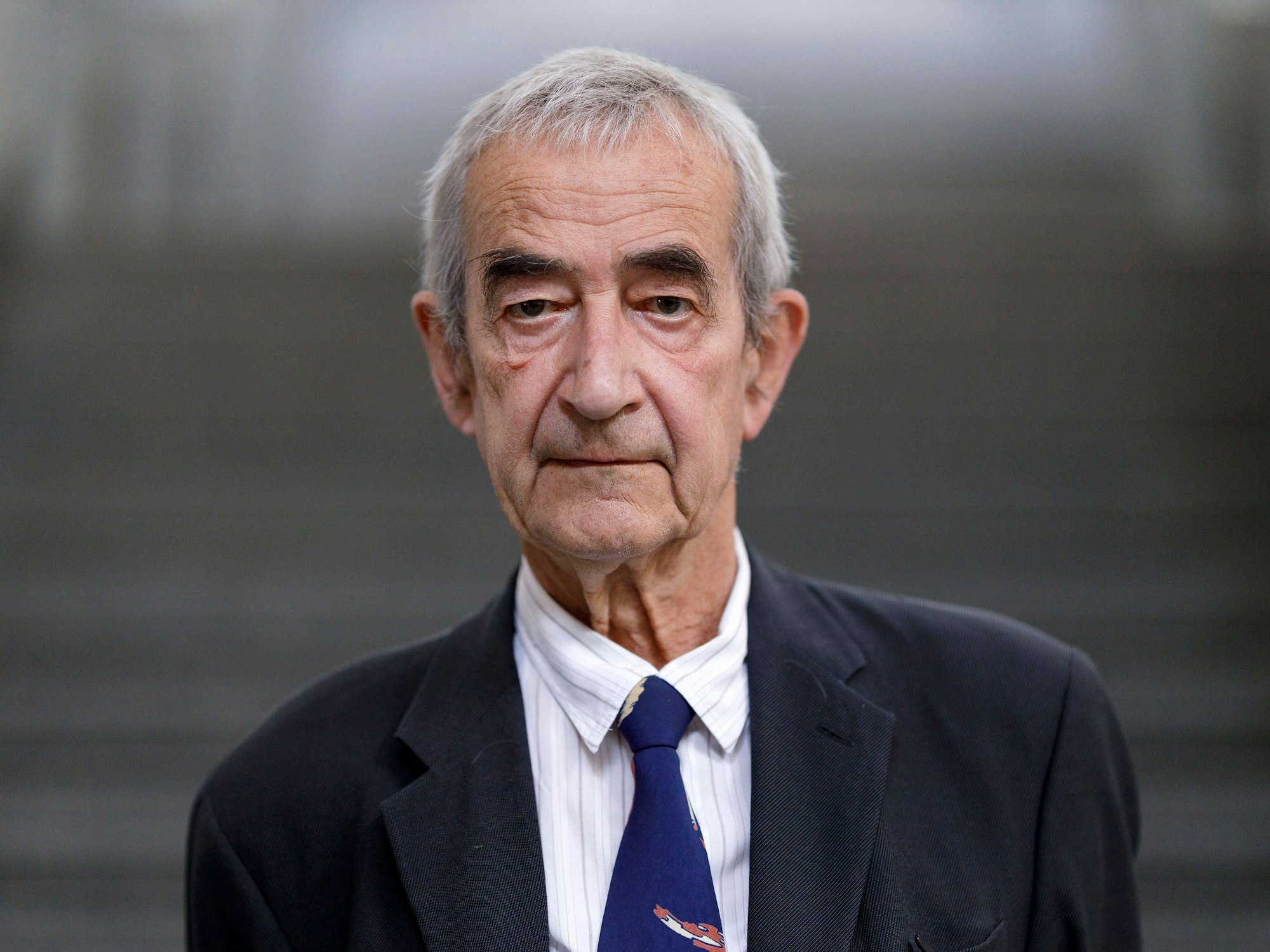 Walther König schaut in die Kamera.