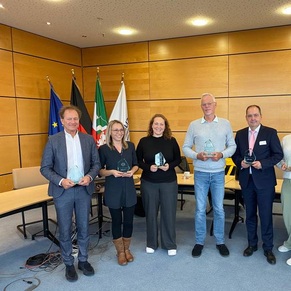 Benedict Lacner, Katrin Christine Michel-Grondziel, Martha Hanna Michel, André Fischer, Markus Jaume, Anna Lena Klabes und Stella Tess Heinsohn bekommen ihre Ehrung überreicht.