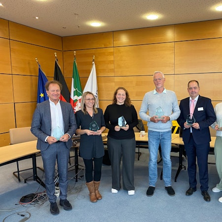 Benedict Lacner, Katrin Christine Michel-Grondziel, Martha Hanna Michel, André Fischer, Markus Jaume, Anna Lena Klabes und Stella Tess Heinsohn bekommen ihre Ehrung überreicht.