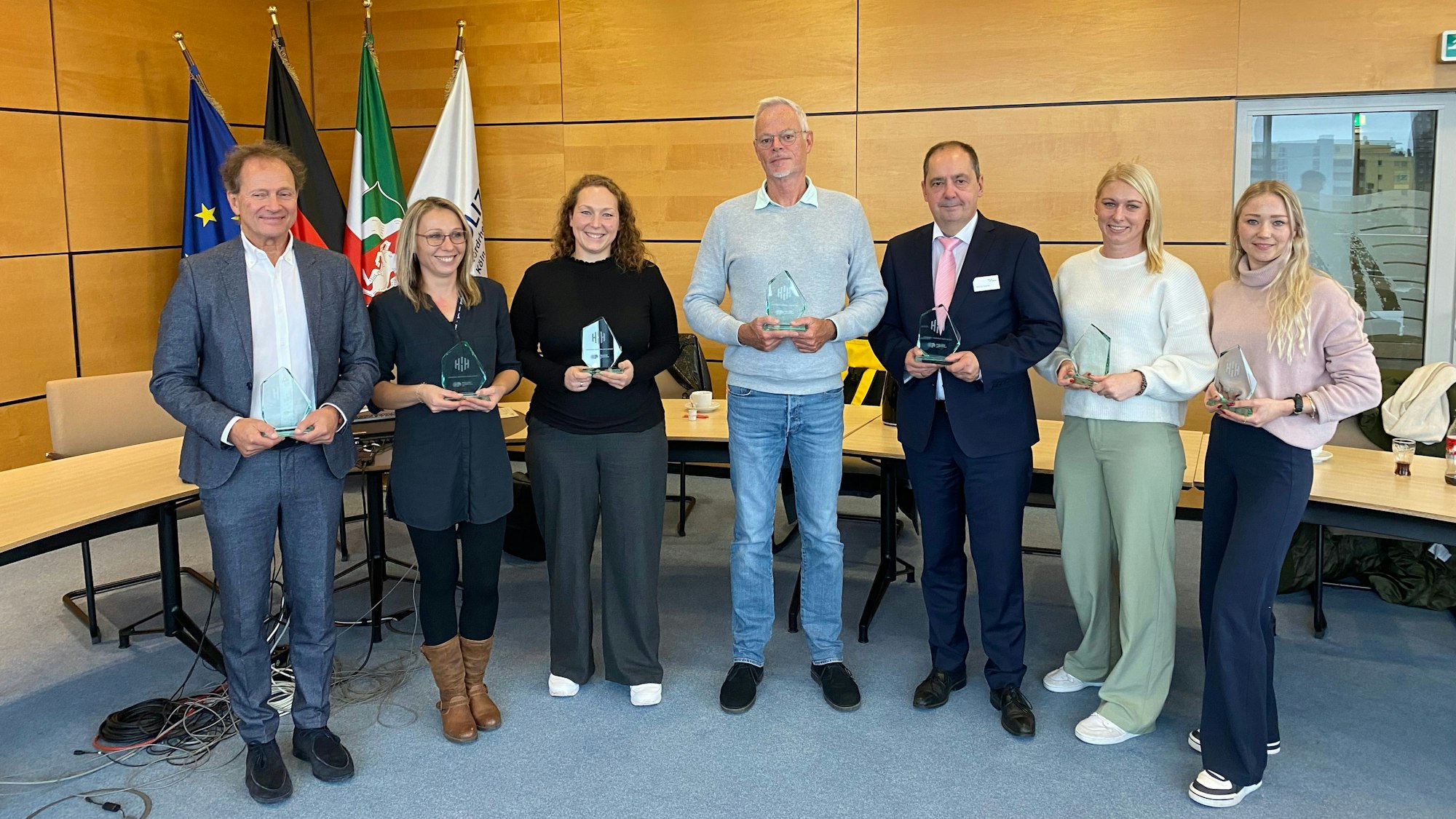 Benedict Lacner, Katrin Christine Michel-Grondziel, Martha Hanna Michel, André Fischer, Markus Jaume, Anna Lena Klabes und Stella Tess Heinsohn bekommen ihre Ehrung überreicht.