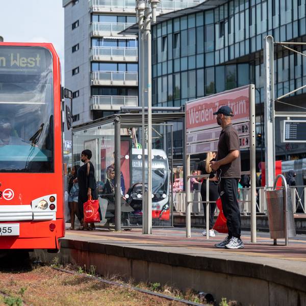 KVB Haltestelle Weiden-Zentrum am Rhein-Center.