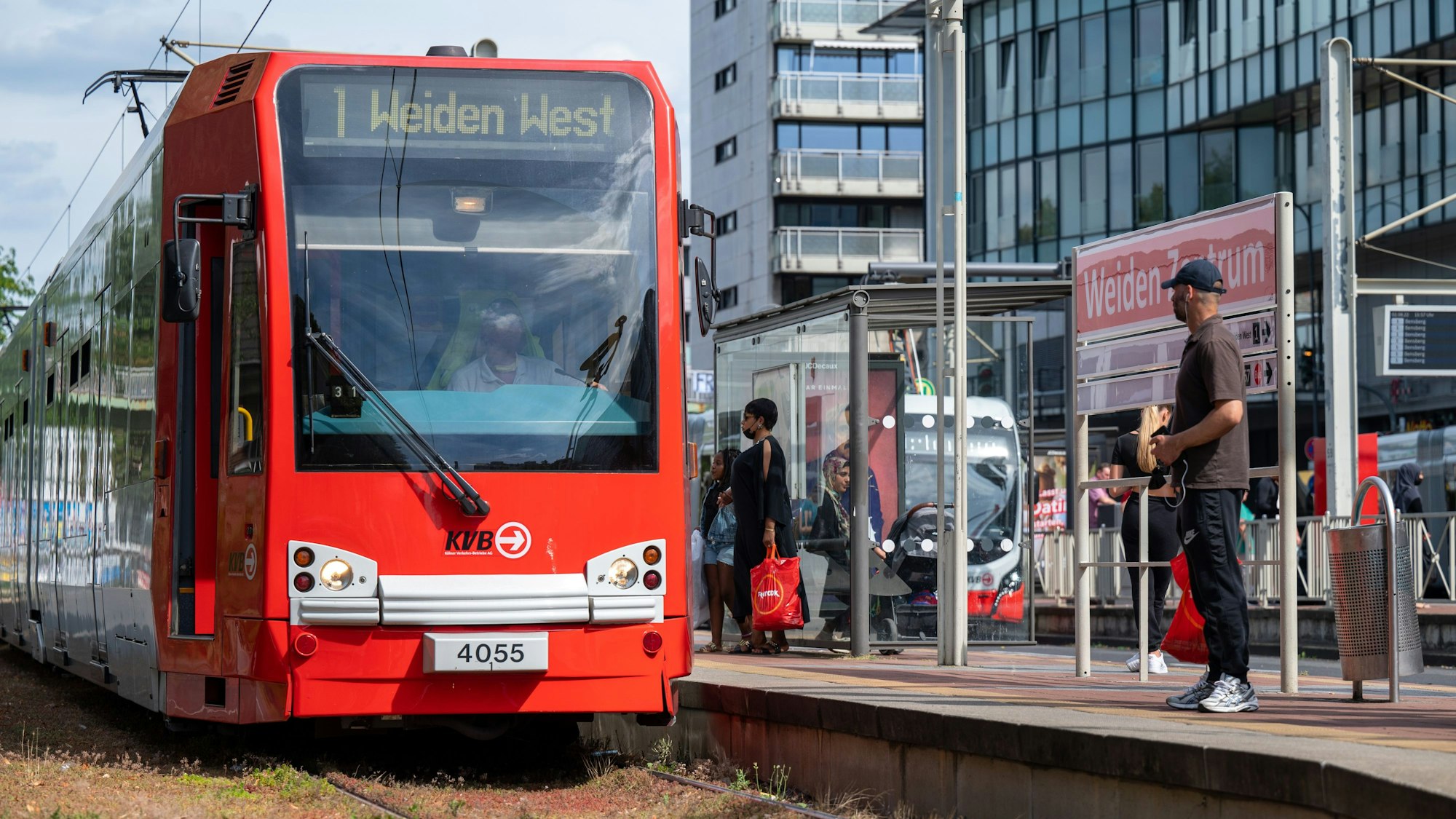 Die Linie 1 an der Haltestelle Weiden-Zentrum am Rhein-Center.