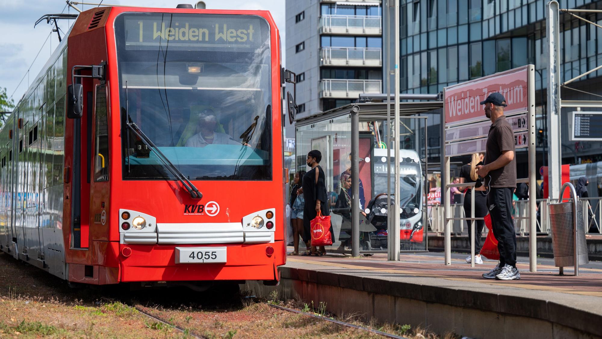 KVB Haltestelle Weiden-Zentrum am Rhein-Center.