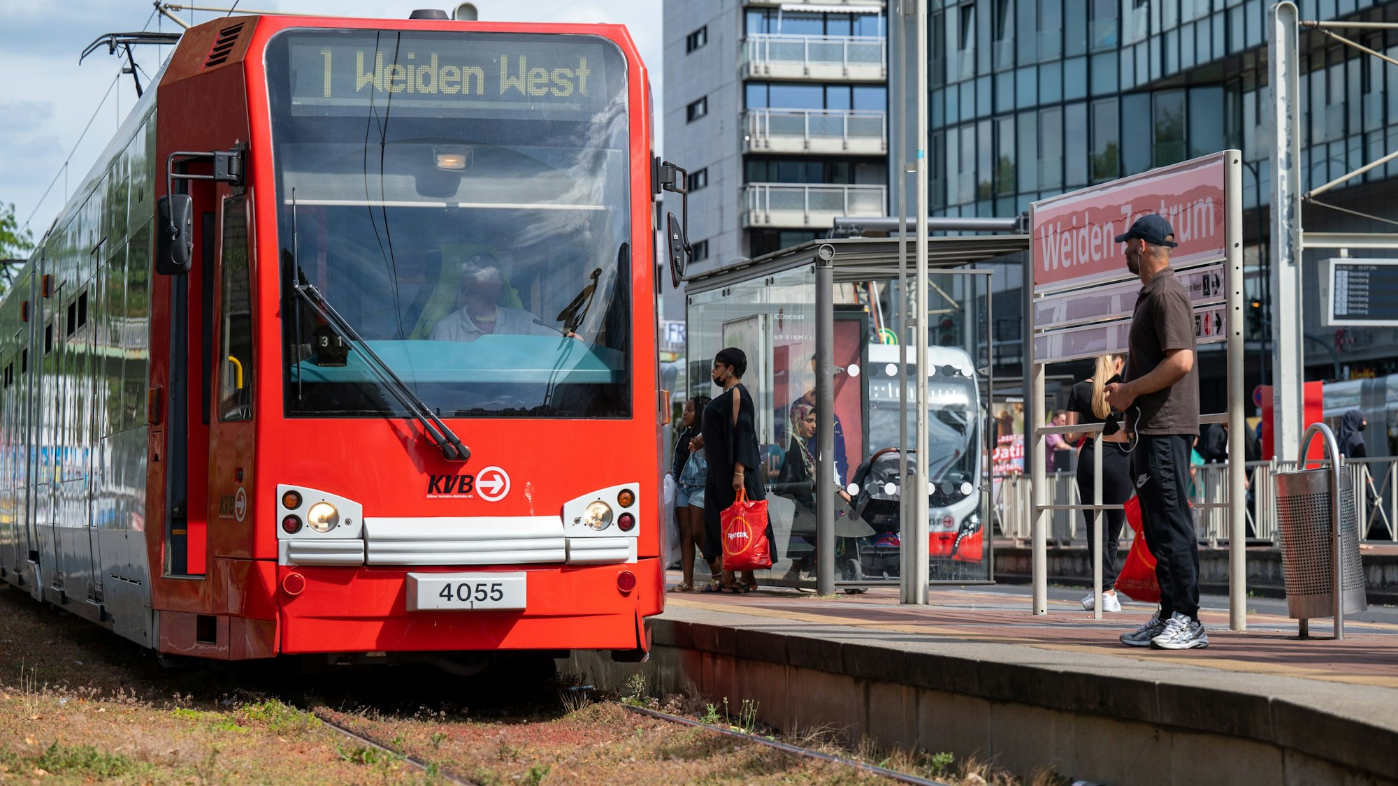 KVB Haltestelle Weiden-Zentrum am Rhein-Center.